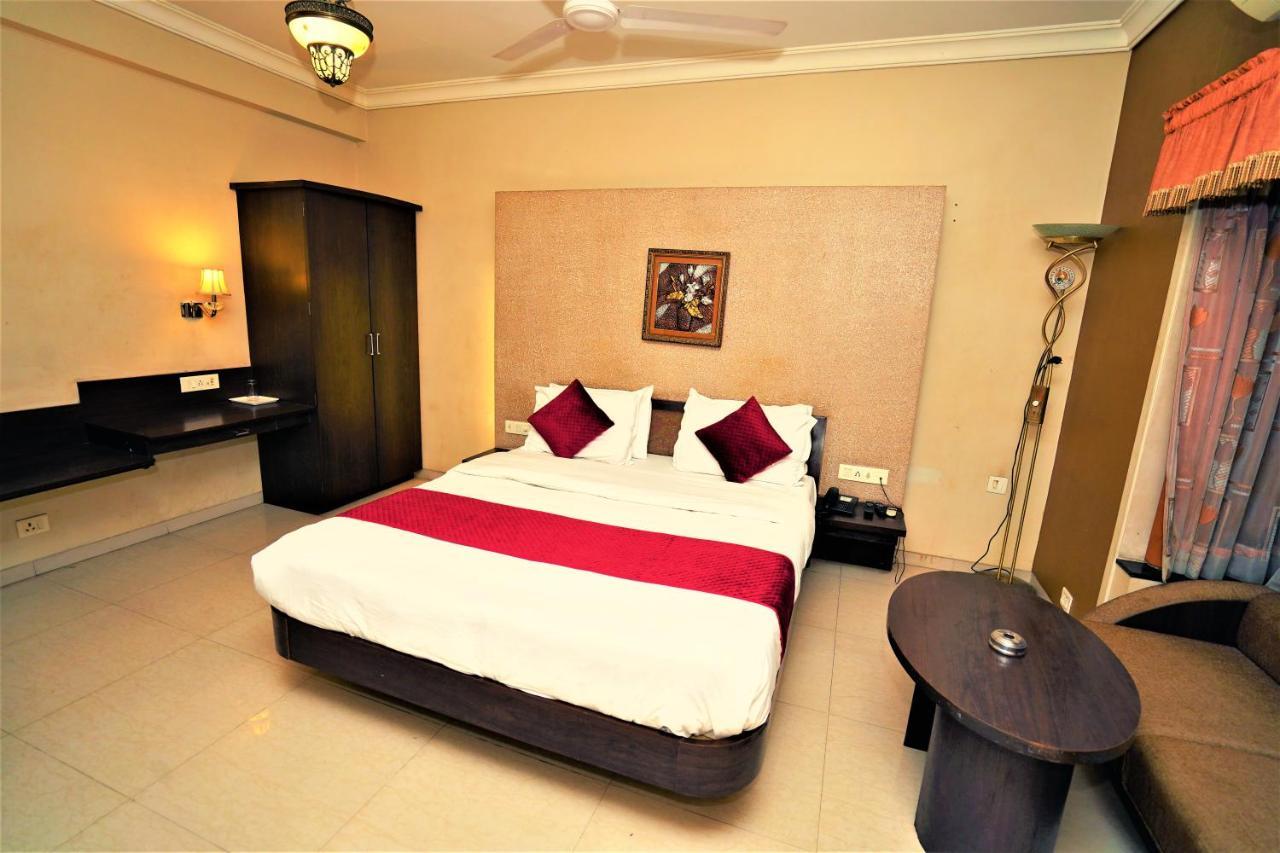 New Hotel Europa Inn Rajkot Exterior foto
