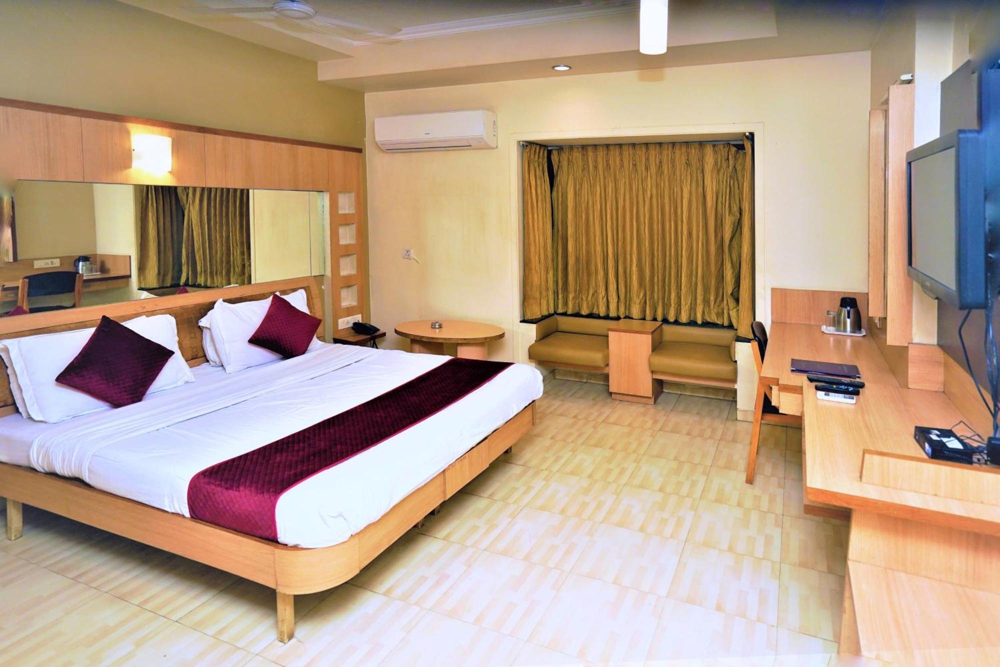 New Hotel Europa Inn Rajkot Exterior foto