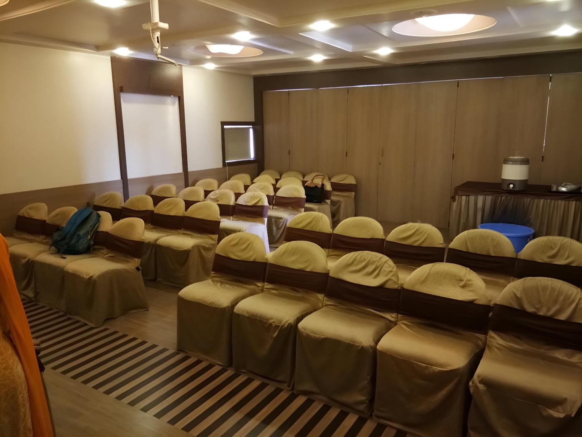 New Hotel Europa Inn Rajkot Exterior foto